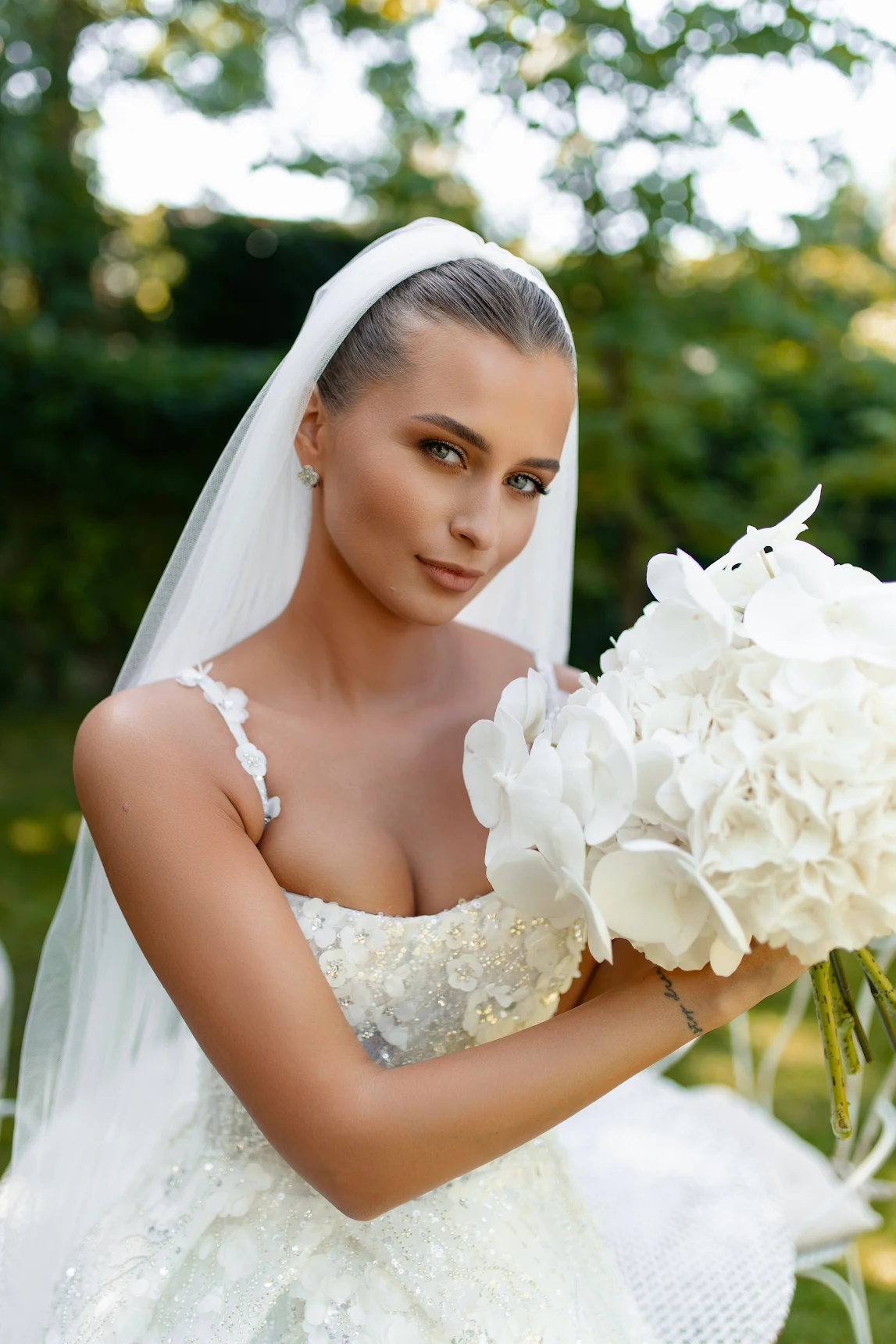 Makijaż ślubny Gliwice — panna młoda w sukni i welonie z bukietem, Karina Kamińska Studio